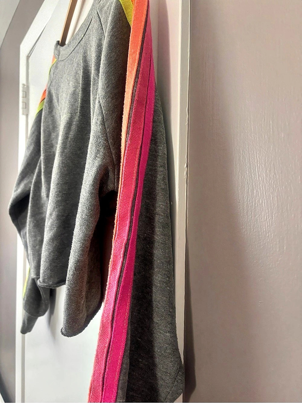 Aviator nation Women's Cropped Sweatshirt Gray & Pink - Picture 8 of 8
